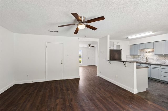 401 S Walnut Creek Drive, Mansfield, TX 76063