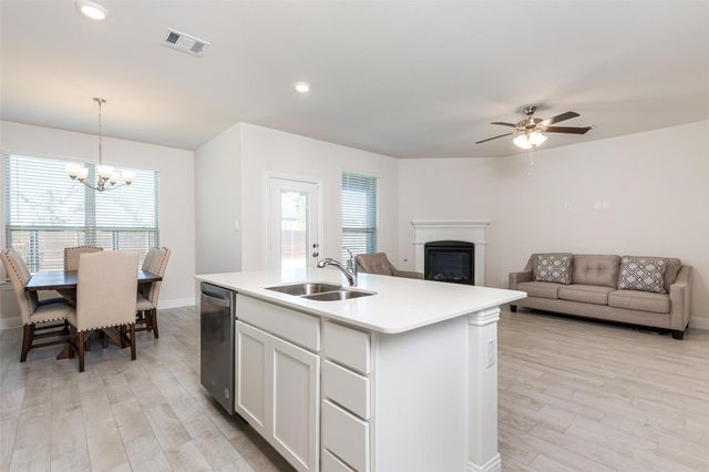 3205 Platinum Road, Aubrey, TX 76227