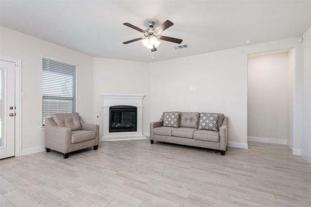 3205 Platinum Road, Aubrey, TX 76227