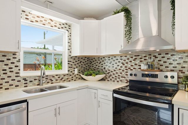 1111 61ST AVENUE N, St Petersburg, FL 33703