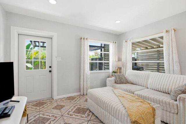 1111 61ST AVENUE N, St Petersburg, FL 33703