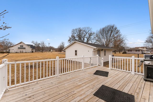 215 4th Street W, Andalusia, IL 61232