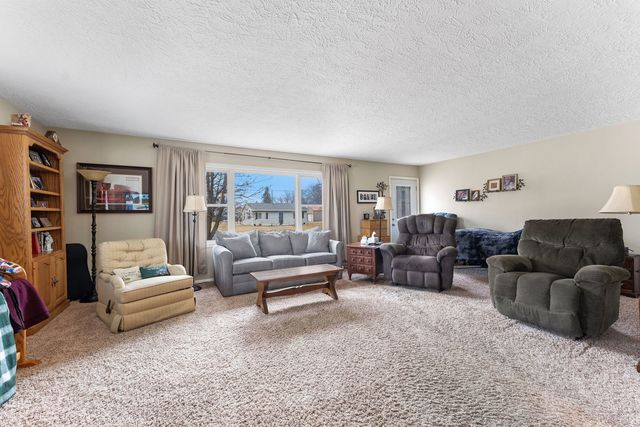 215 4th Street W, Andalusia, IL 61232