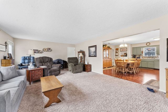 215 4th Street W, Andalusia, IL 61232