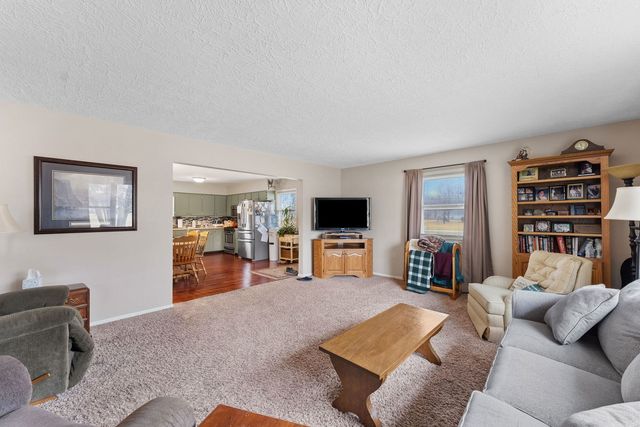 215 4th Street W, Andalusia, IL 61232