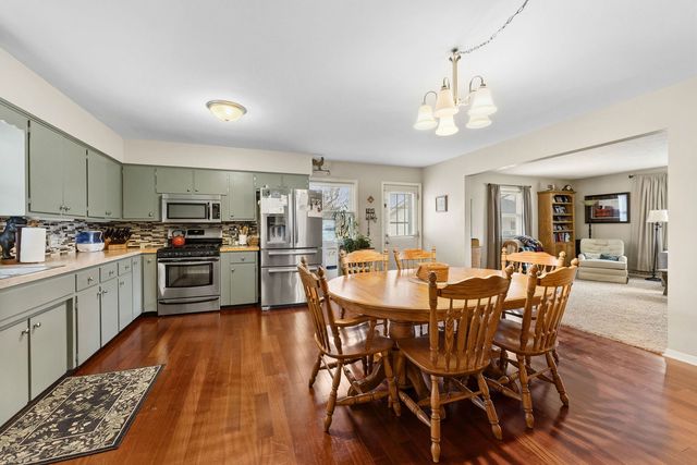 215 4th Street W, Andalusia, IL 61232