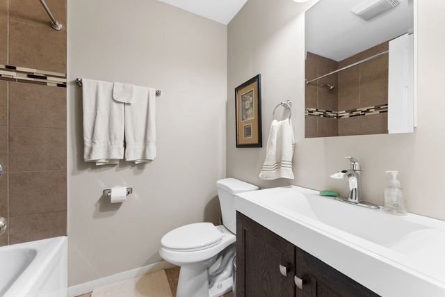 215 4th Street W, Andalusia, IL 61232