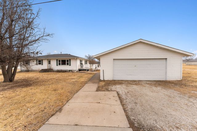 215 4th Street W, Andalusia, IL 61232