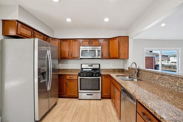 11805 Tahiti Drive, Sterling Heights, MI 48312