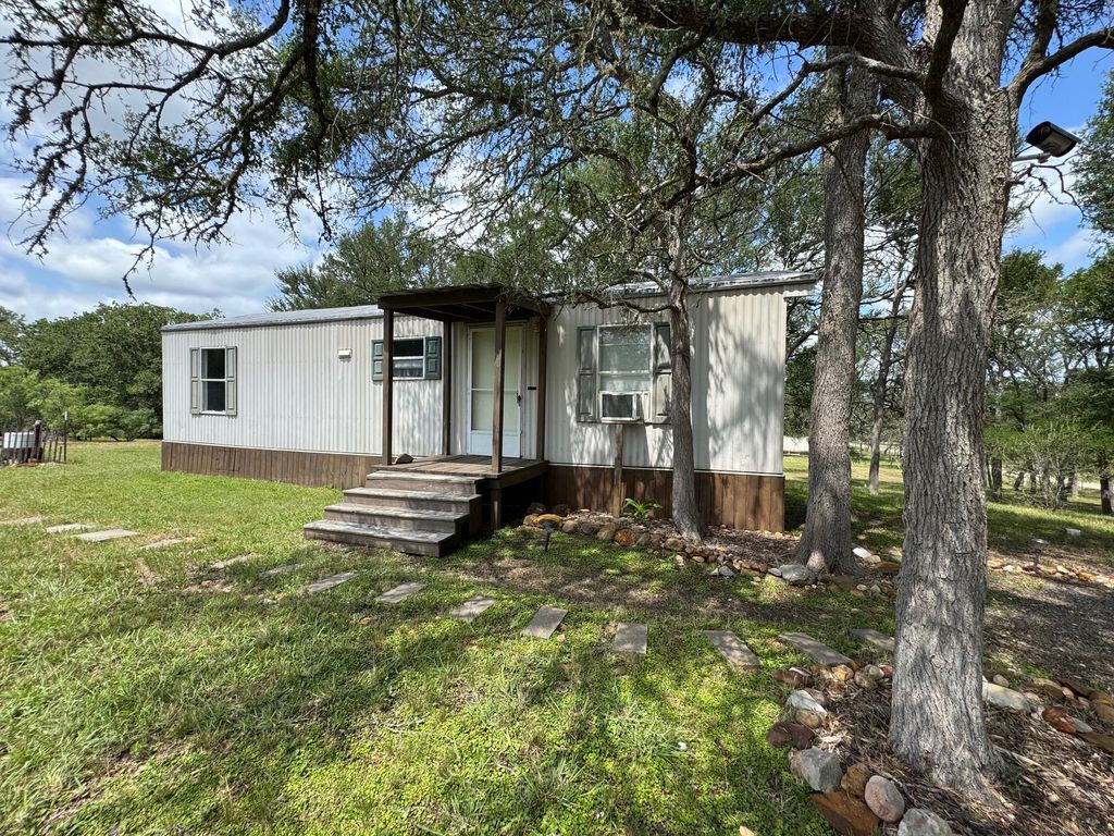 113 Valley LN, Smithville, TX 78957