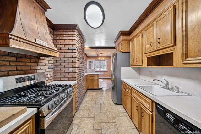 240 Pearl Street, Lawrence, NY 11559