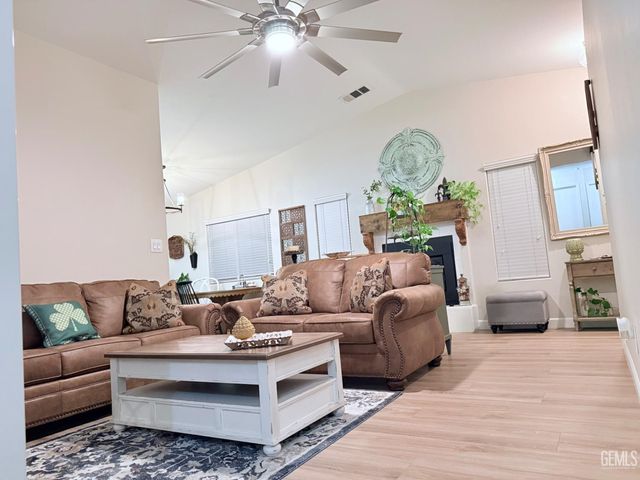 329 W Pilot Avenue, Bakersfield, CA 93308