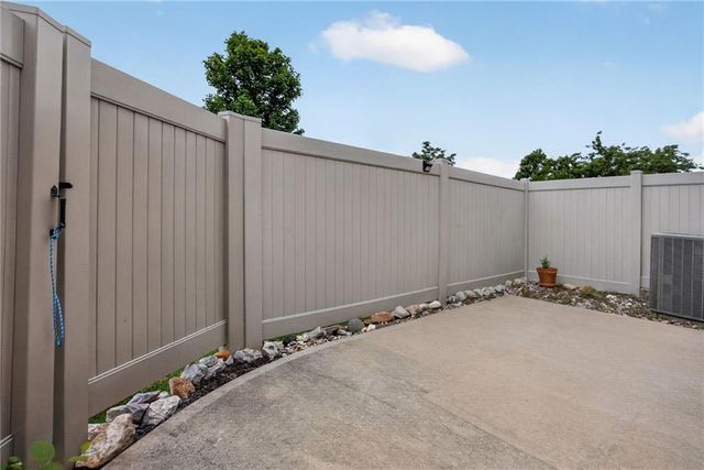 2250 Lake Pointe Drive 702, Lawrence, KS 66049