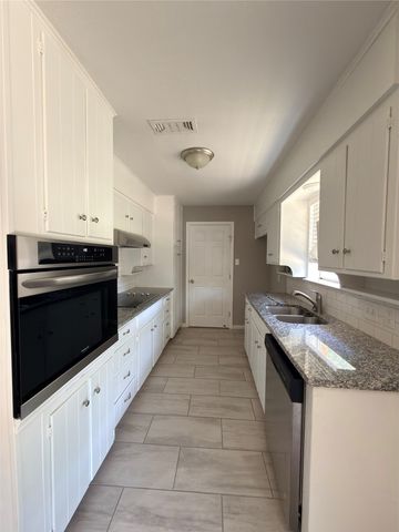 900 Prestwick Street, Bedford, TX 76022