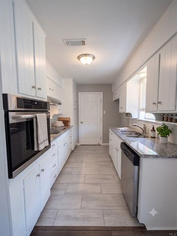 900 Prestwick Street, Bedford, TX 76022