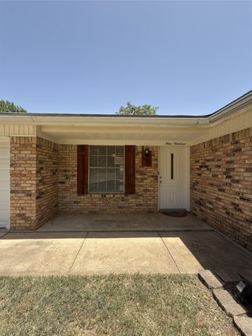 900 Prestwick Street, Bedford, TX 76022
