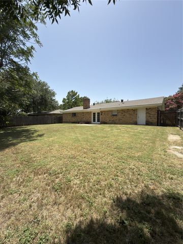 900 Prestwick Street, Bedford, TX 76022