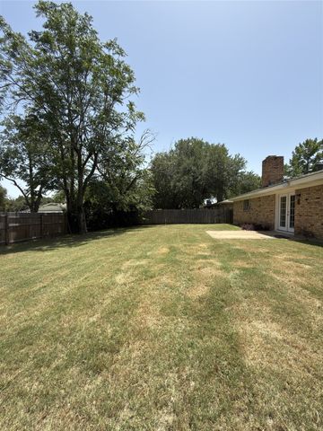 900 Prestwick Street, Bedford, TX 76022