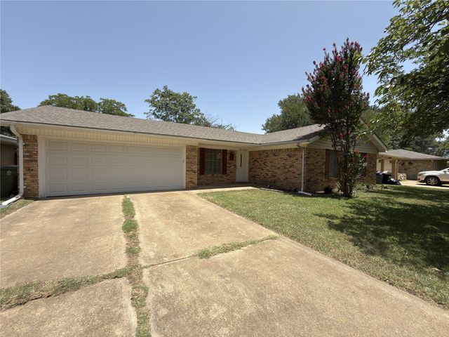 900 Prestwick Street, Bedford, TX 76022