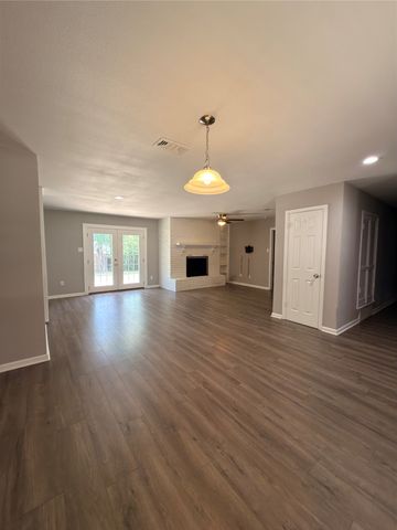 900 Prestwick Street, Bedford, TX 76022