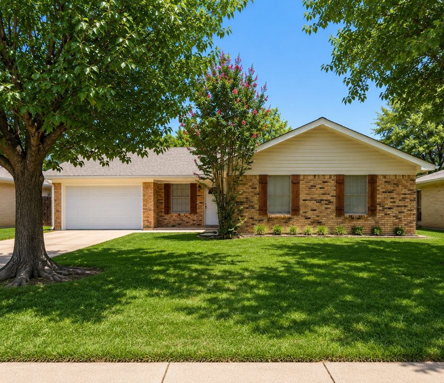900 Prestwick Street, Bedford, TX 76022