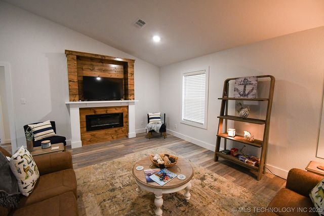 20471 W Chicken Creek Road, Cookson, OK 74427