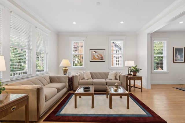 1530 W Grace Street, Chicago, IL 60613