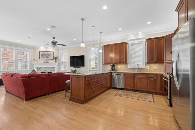 1530 W Grace Street, Chicago, IL 60613