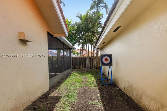 18847 NW 83rd Pl, Hialeah, FL 33015