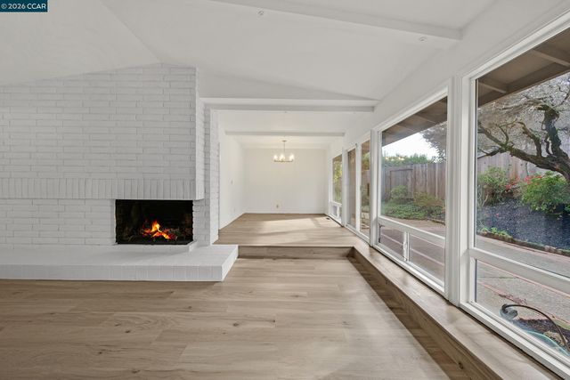 27889 Farm Hill Dr, Hayward, CA 94542