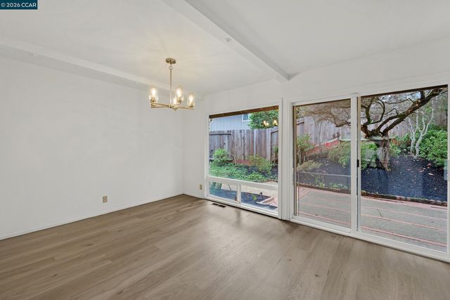 27889 Farm Hill Dr, Hayward, CA 94542