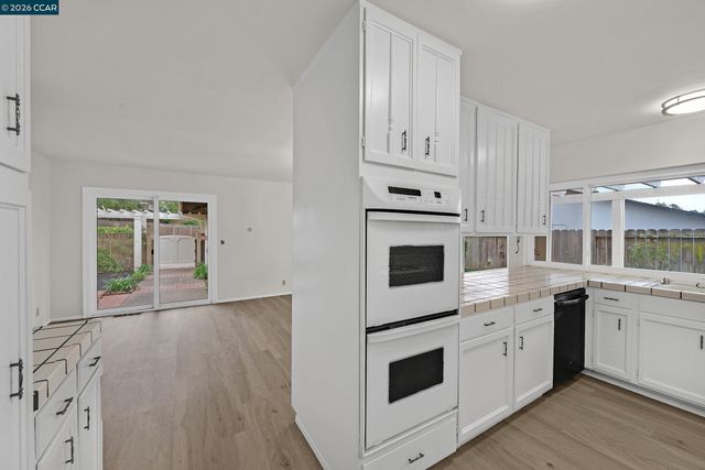 27889 Farm Hill Dr, Hayward, CA 94542