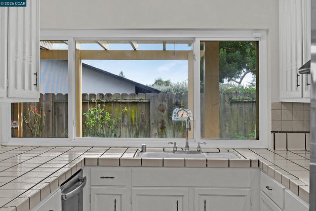 27889 Farm Hill Dr, Hayward, CA 94542