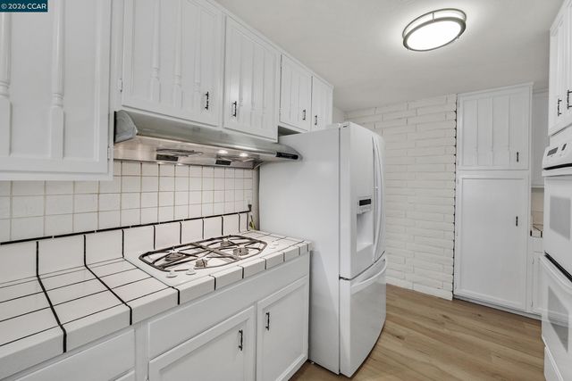 27889 Farm Hill Dr, Hayward, CA 94542