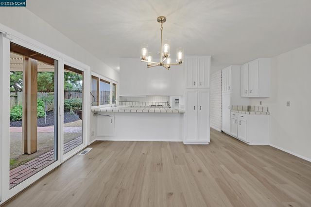 27889 Farm Hill Dr, Hayward, CA 94542