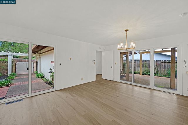 27889 Farm Hill Dr, Hayward, CA 94542