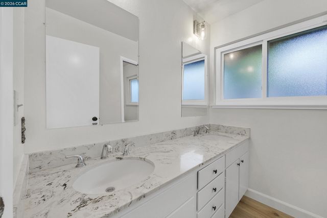 27889 Farm Hill Dr, Hayward, CA 94542