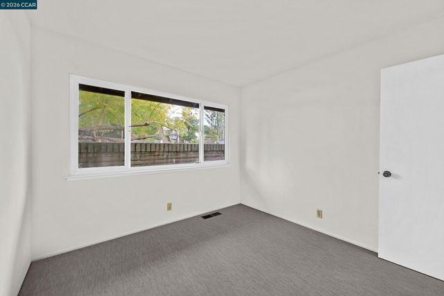 27889 Farm Hill Dr, Hayward, CA 94542