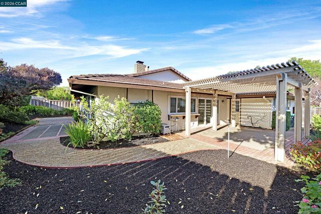 27889 Farm Hill Dr, Hayward, CA 94542