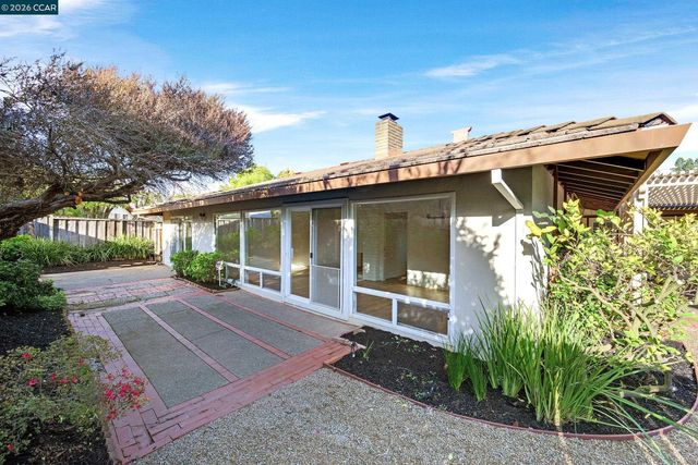 27889 Farm Hill Dr, Hayward, CA 94542