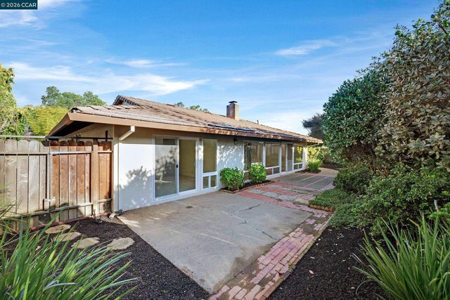 27889 Farm Hill Dr, Hayward, CA 94542