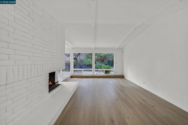 27889 Farm Hill Dr, Hayward, CA 94542