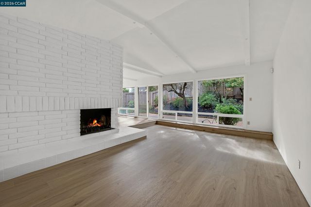 27889 Farm Hill Dr, Hayward, CA 94542