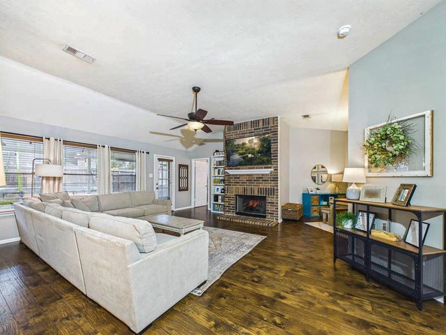 211 Hollander Court, League City, TX 77573