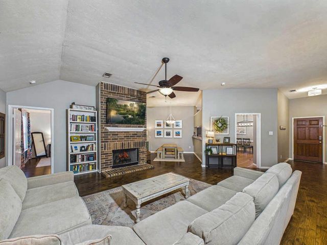 211 Hollander Court, League City, TX 77573