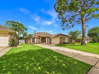 211 Hollander Court, League City, TX 77573