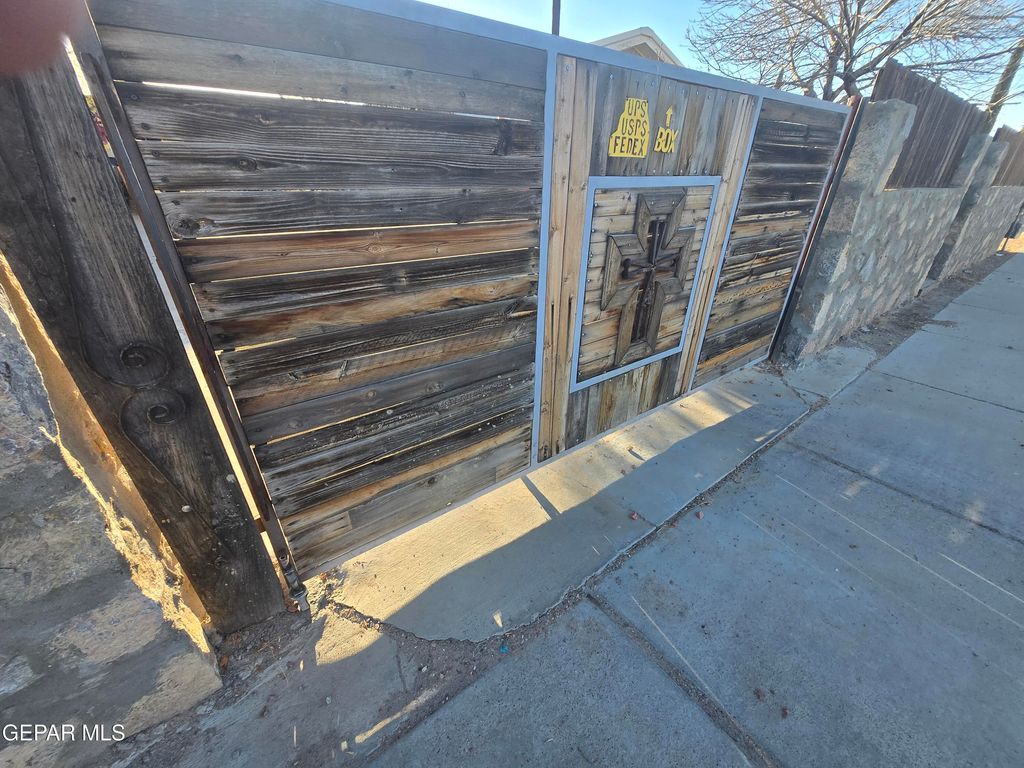 211 CARRIZO DR Drive, Sunland Park, NM 88063