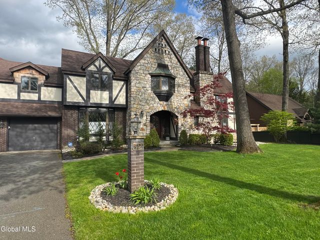 32 Fairway Court, Albany, NY 12208