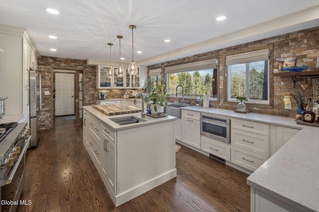 32 Fairway Court, Albany, NY 12208