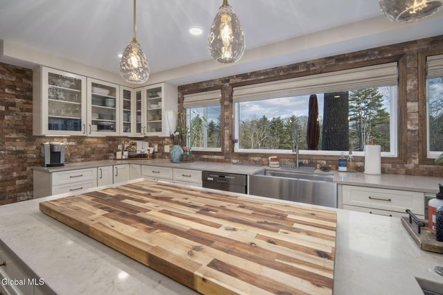 32 Fairway Court, Albany, NY 12208